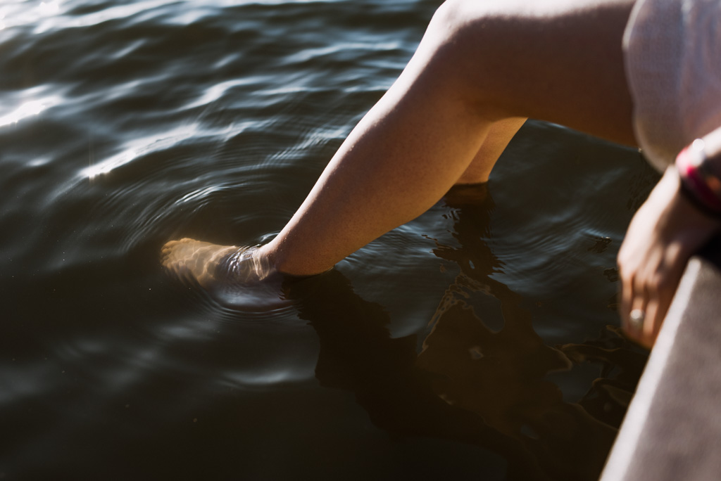 pieds dans l'eau lac Pouancé soleil séance engagement Maine-et-Loire