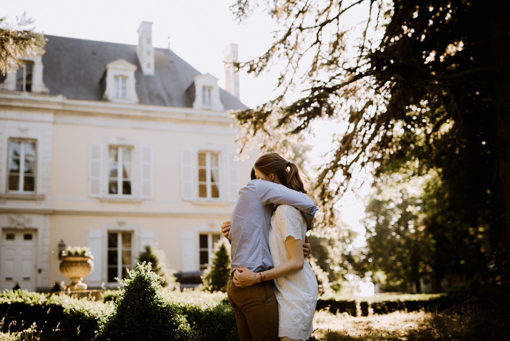 couple enlacé château parc contre-jour séance engagement Mayenne