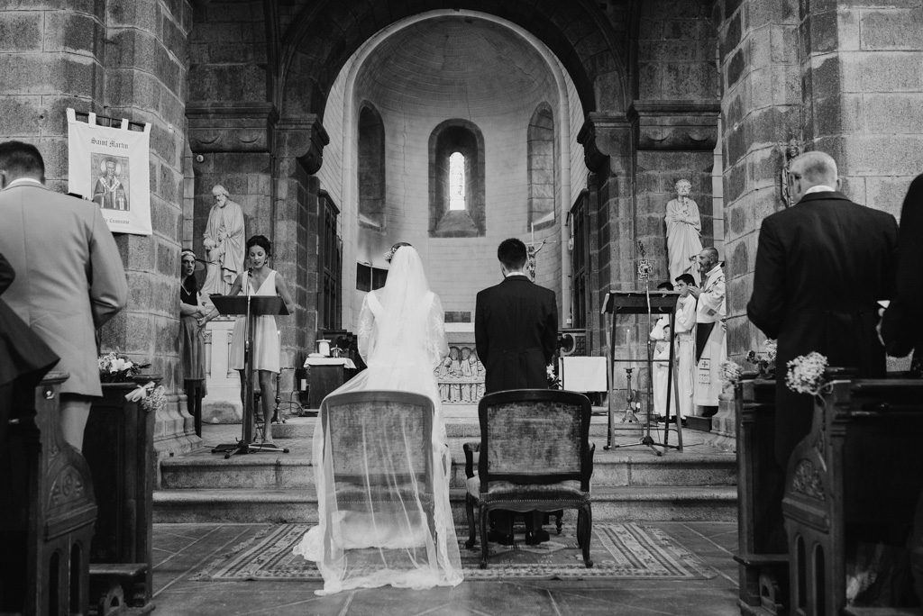 mariés église fauteuils église voile noir blanc