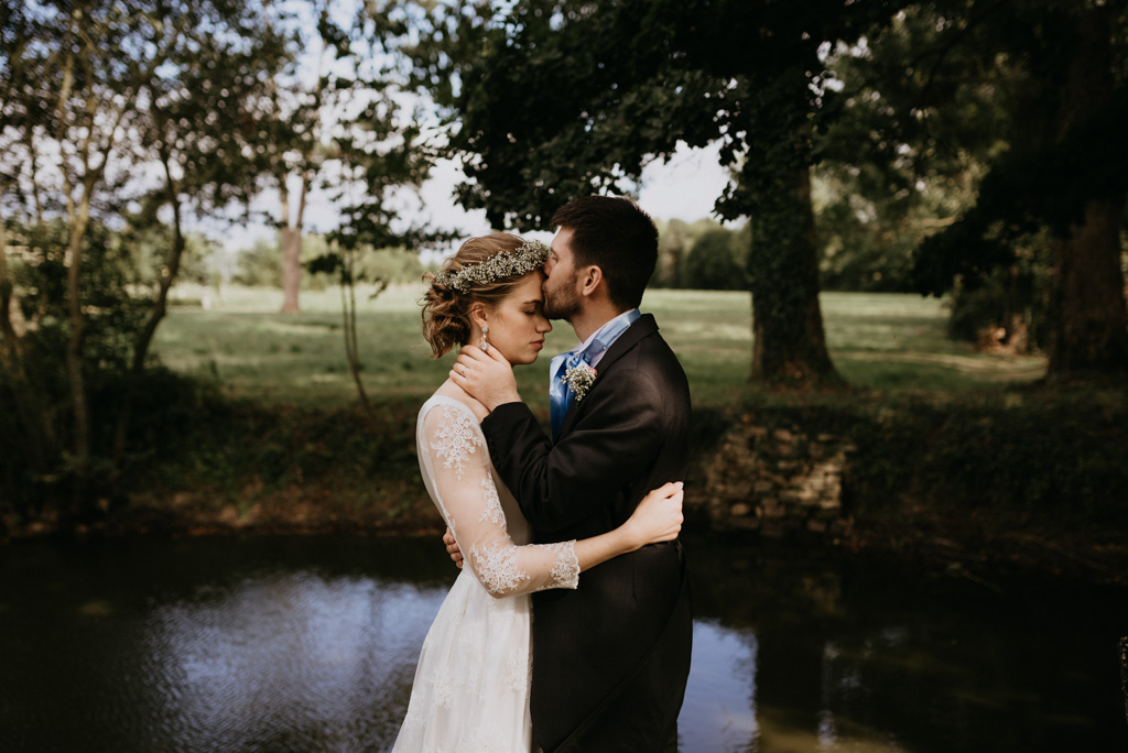 mariage Mayenne couple bisou sur front étang parc