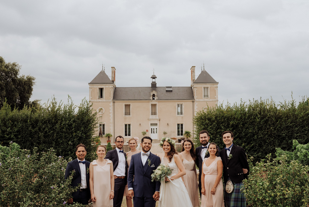 mariage château Sébrandière photo de groupe témoins