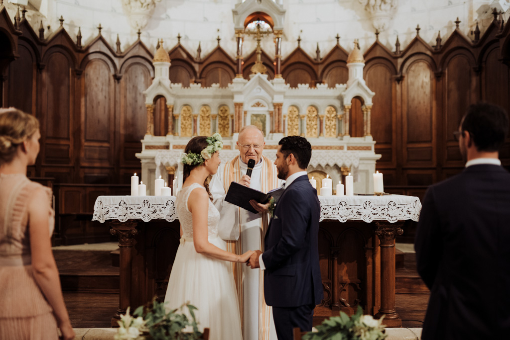 bénédiction mariage prêtre mariés église