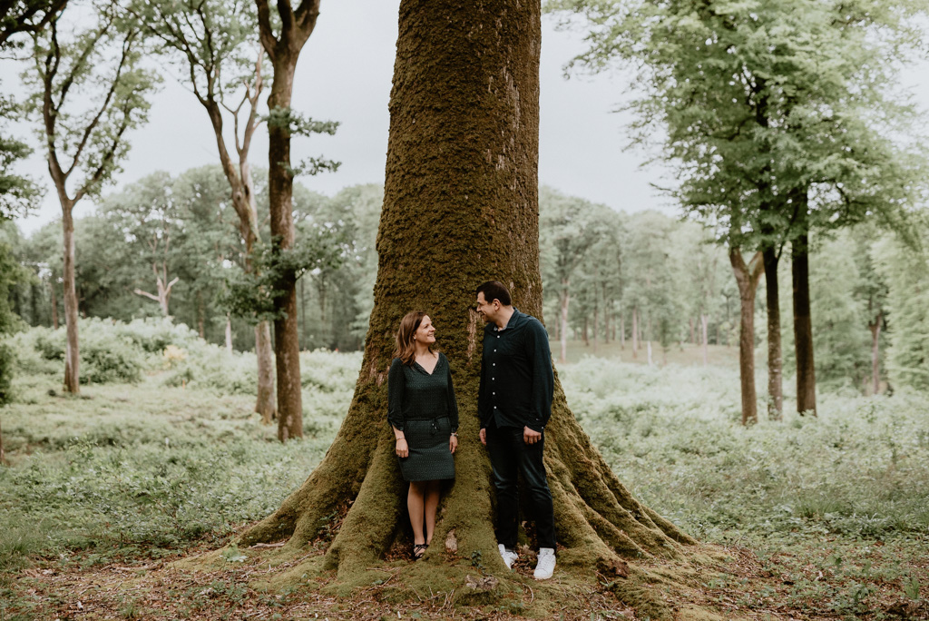 couple regard arbres forêt de Mervent tronc