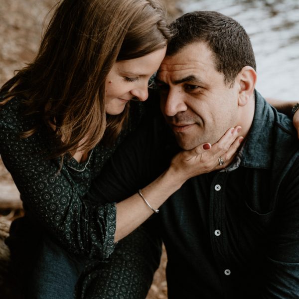 séance engagement Mervent Vendée couple caresse enlacé mains doux rivière