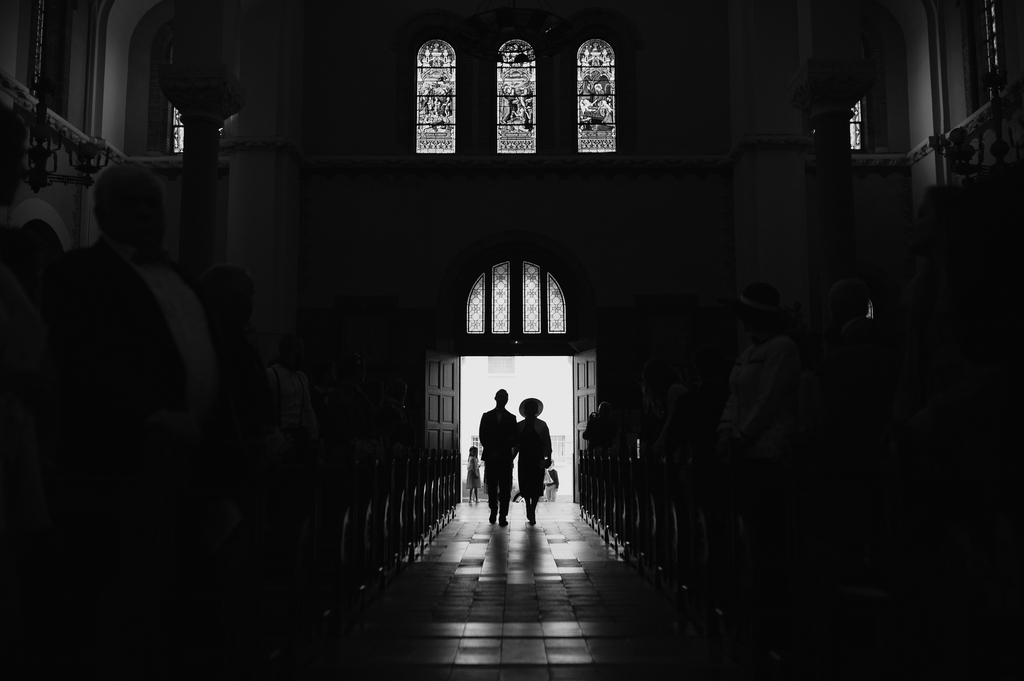 entrée église mariage noir blanc contre-jour