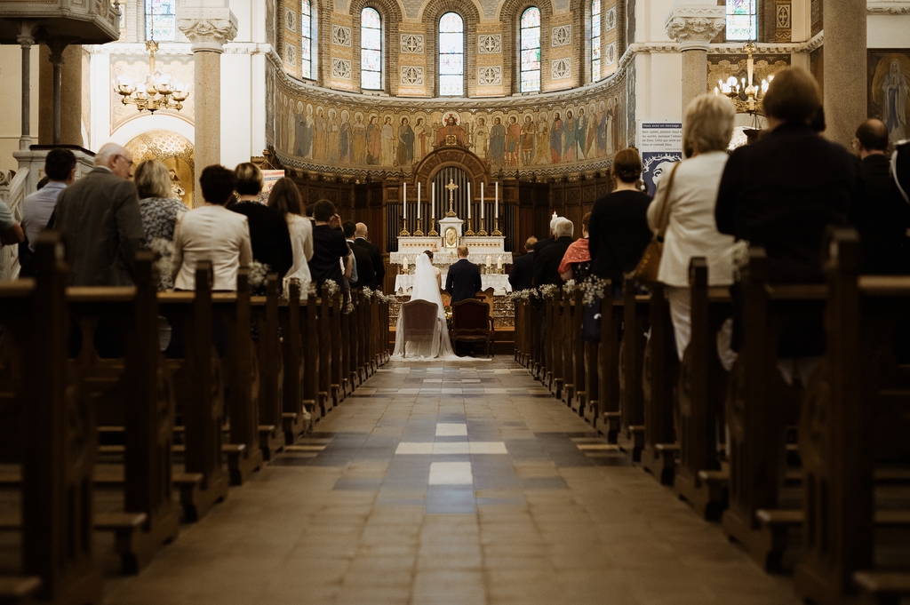 eglise mariage allée mariés cérémonie