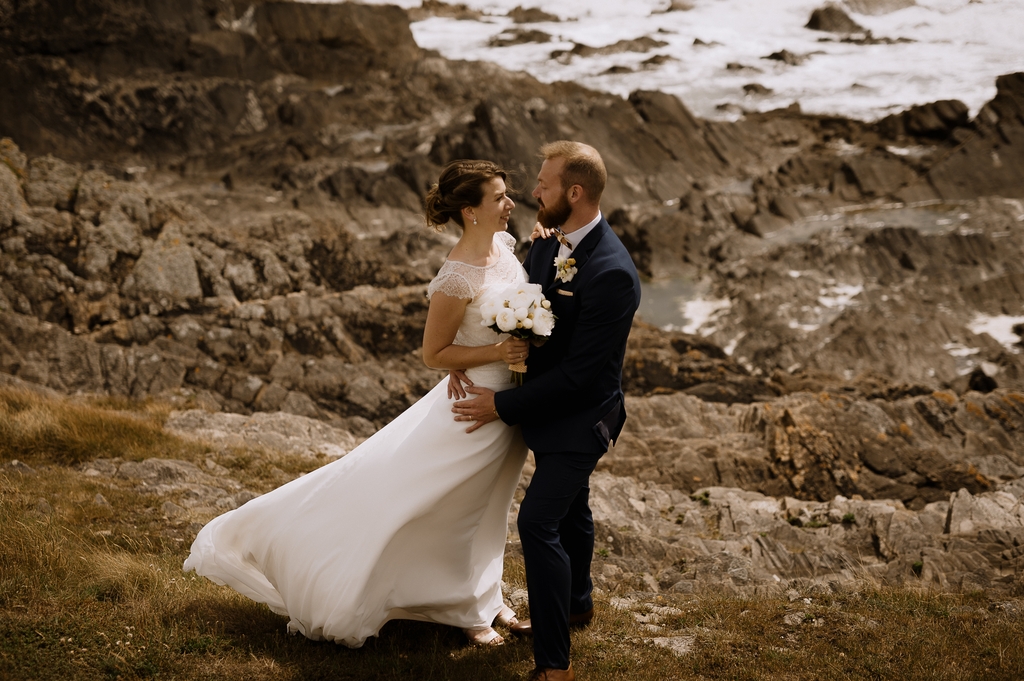 couple vent robe rochers mer mariage Moinardière Vendée