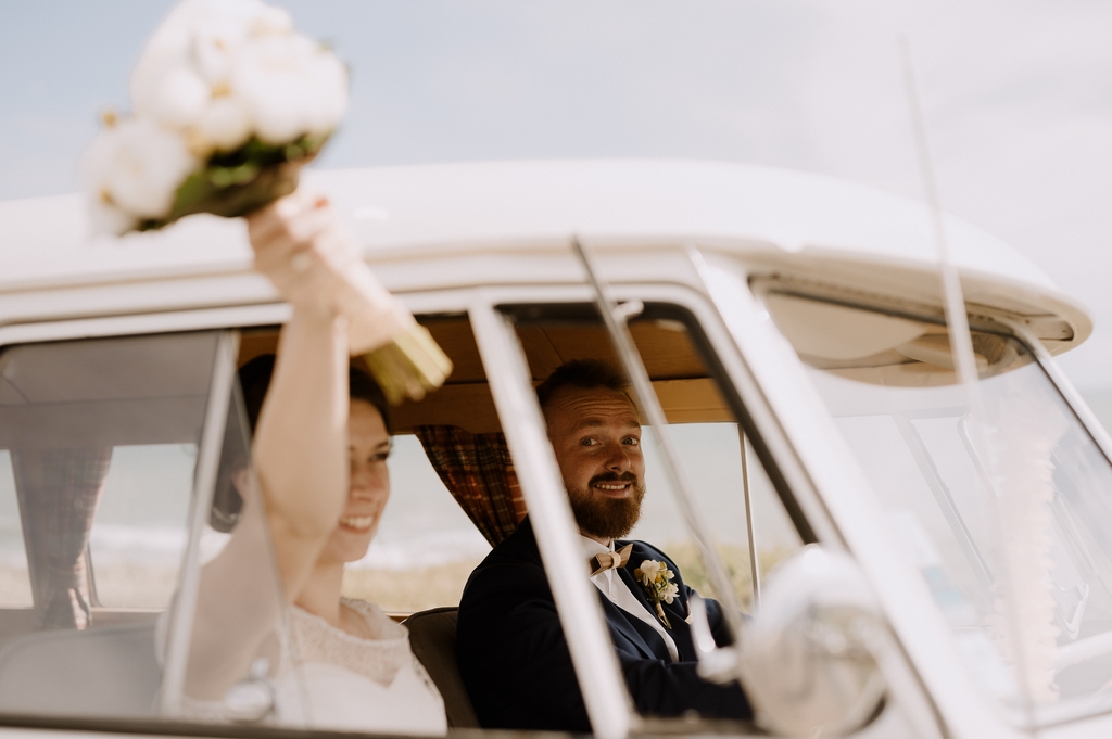 couple départ bouquet van sourire combi mariage Moinardière Vendée