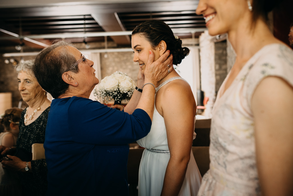 grand-mère félicitations mariée regard