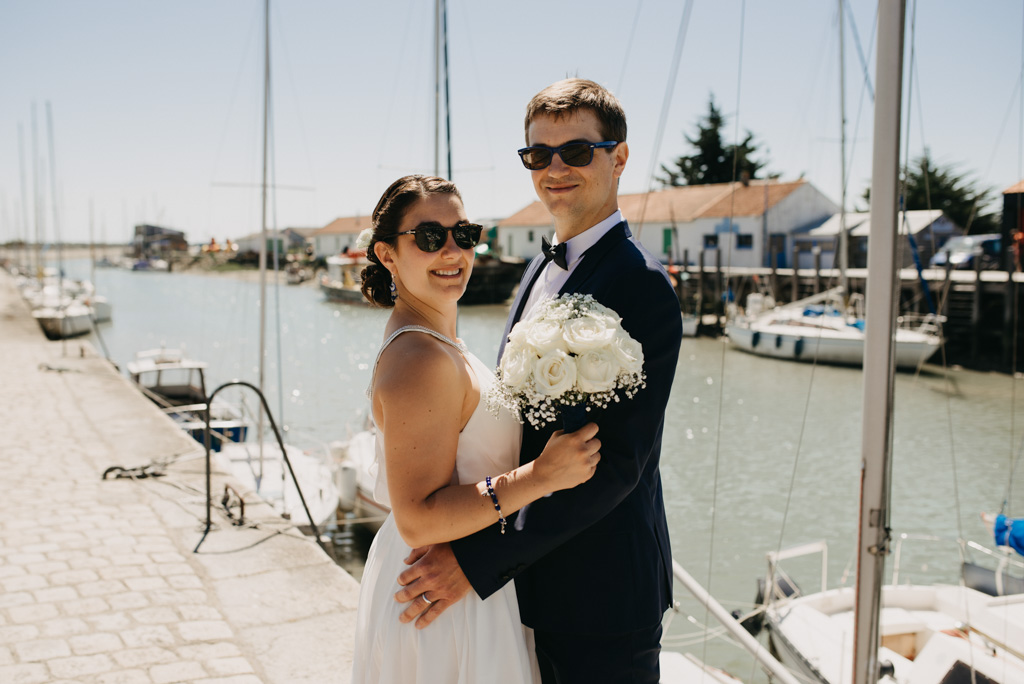 séance couple lunettes soleil bouquet port bateaux