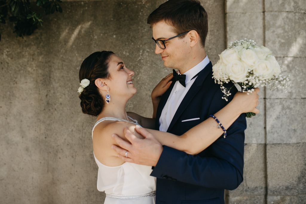 couple mariés sourire bouquet