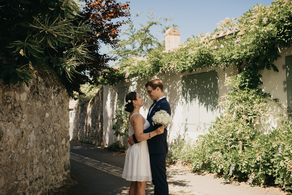 ruelle Noirmoutier plantes mur séance couple mariage Vendée