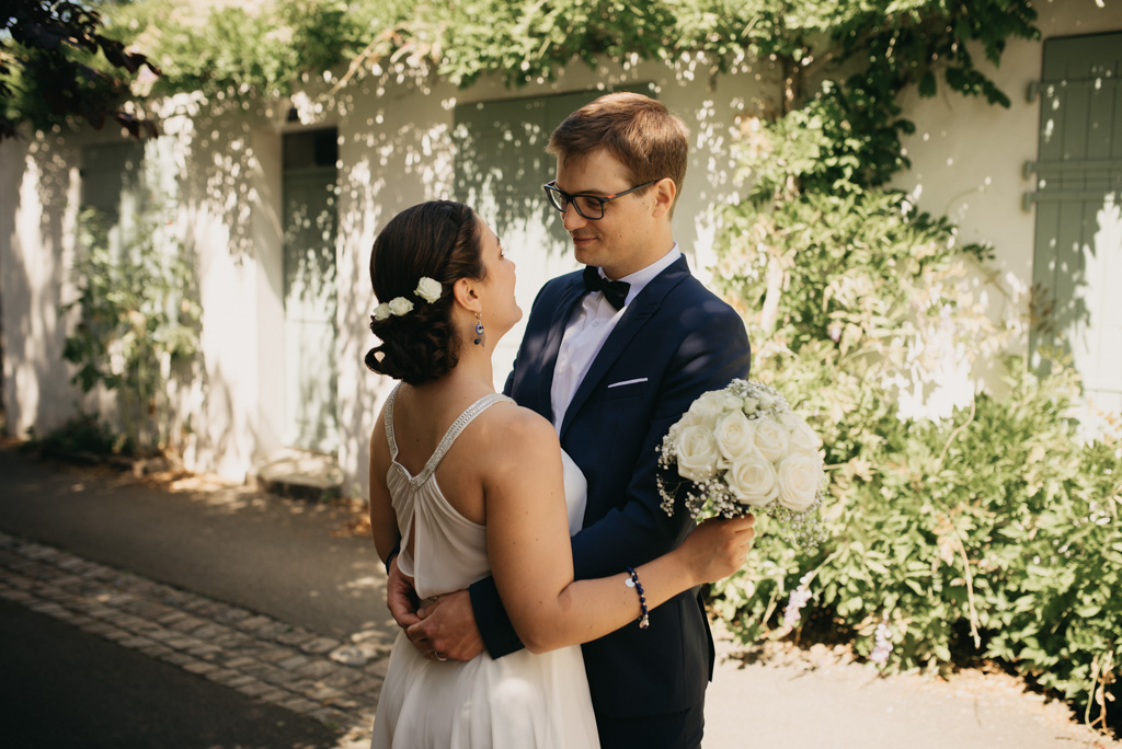 couple regard ruelle plantes verdure Noirmoutier mariage Vendée