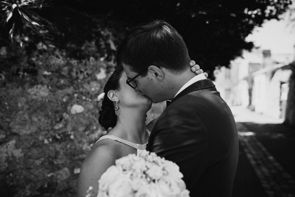embrasser mariés noir et blanc