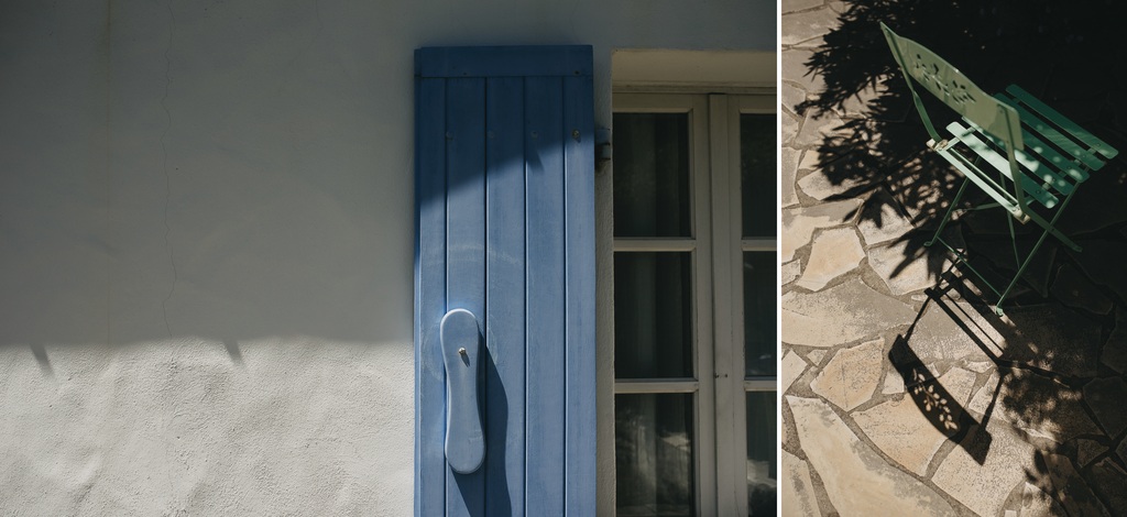 volet bleu mur lumière chaise verte ombres