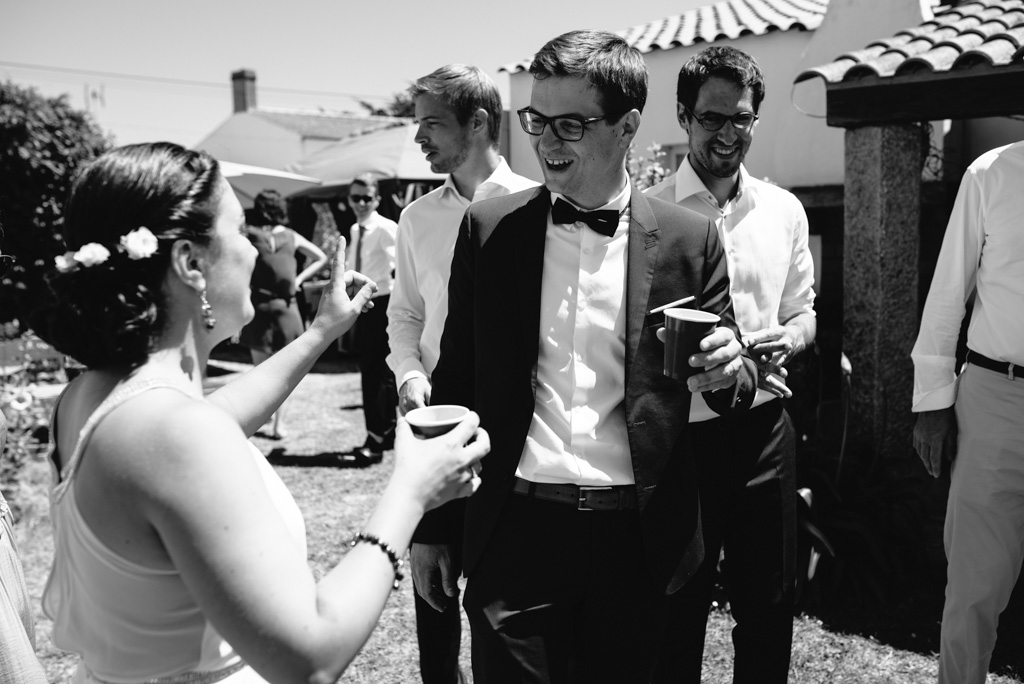 cocktail toast rire mariés noir et blanc