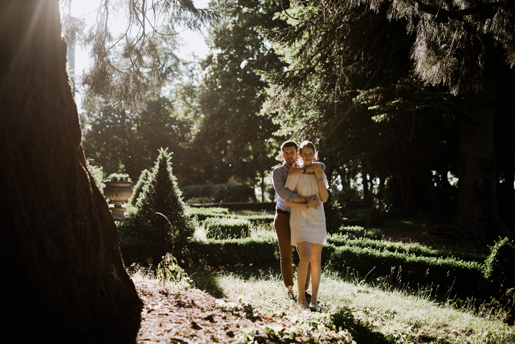 pose couple séance engagement Mayenne contre-jour parc château