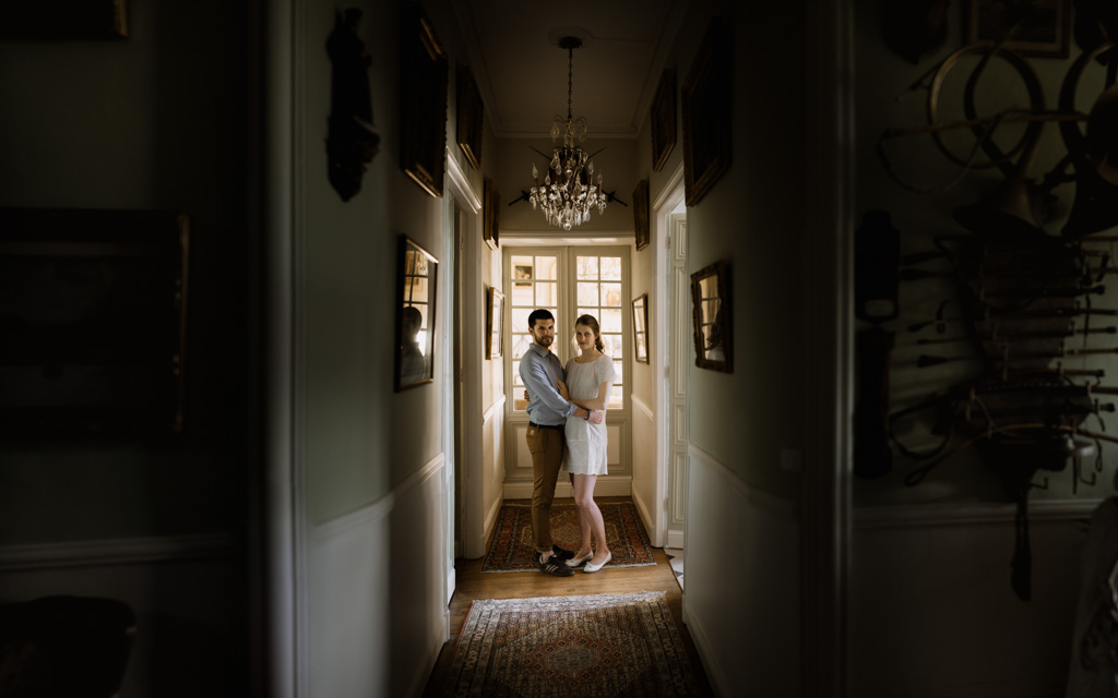 château couloir couple clair-obscur portes