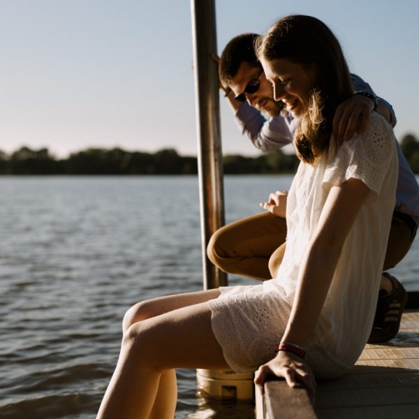 ponton couple lac soleil pieds dans l'eau séance engagement Pouancé Maine-et-Loire