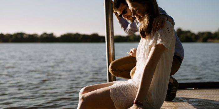 ponton couple lac soleil pieds dans l'eau séance engagement Pouancé Maine-et-Loire