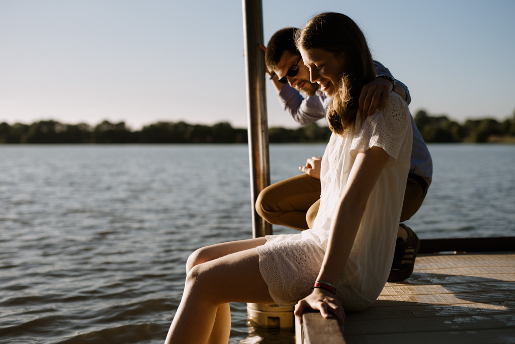 ponton couple lac soleil pieds dans l'eau séance engagement Pouancé Maine-et-Loire