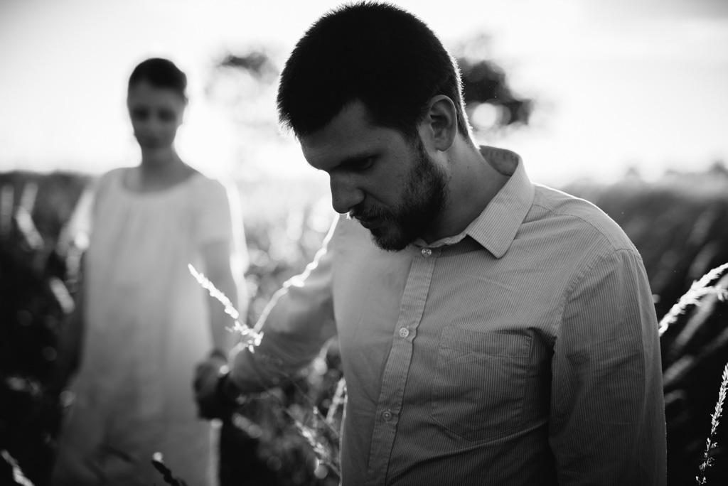 portrait marié noir et blanc contre-jour