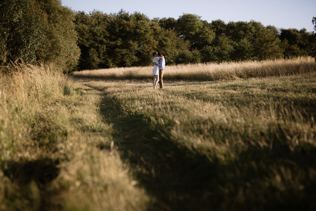 chemin couple s'embrassent arbres