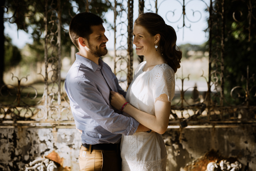 couple sourire grille séance engagement Mayenne