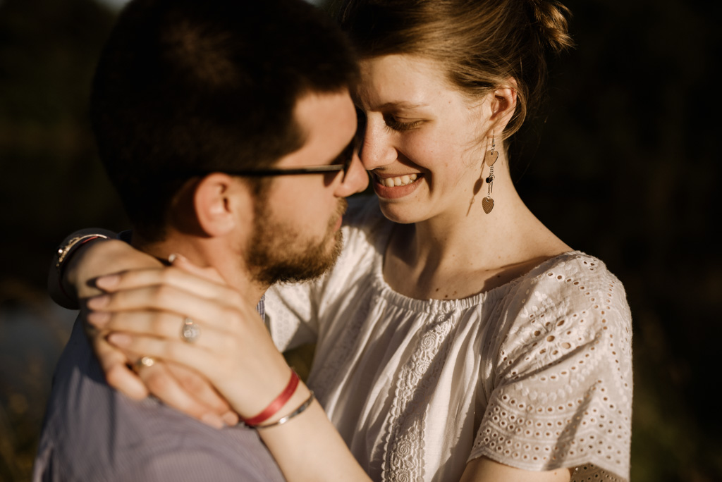 sourire couple séance engagement soleil chaud