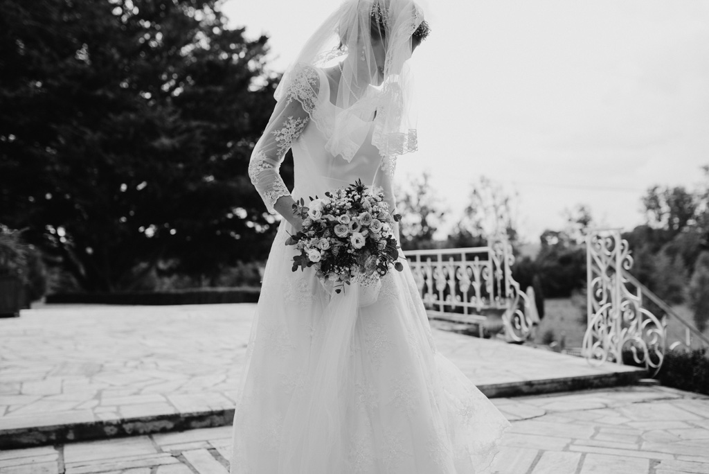 robe mariée noir et blanc rambarde