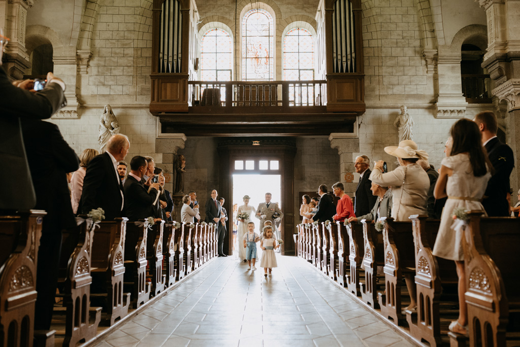 entrée mariée allée église enfants