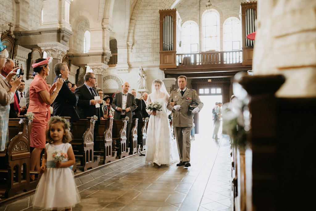 mariée entrée église allée