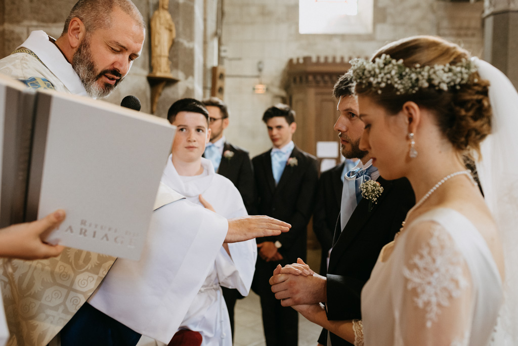 bénédiction mariés mariage église prêtre Mayenne