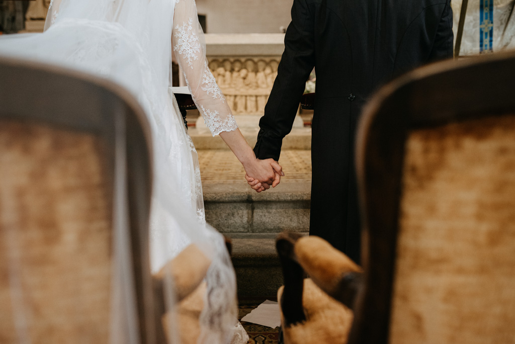 mains mariés fauteuils mariage Mayenne