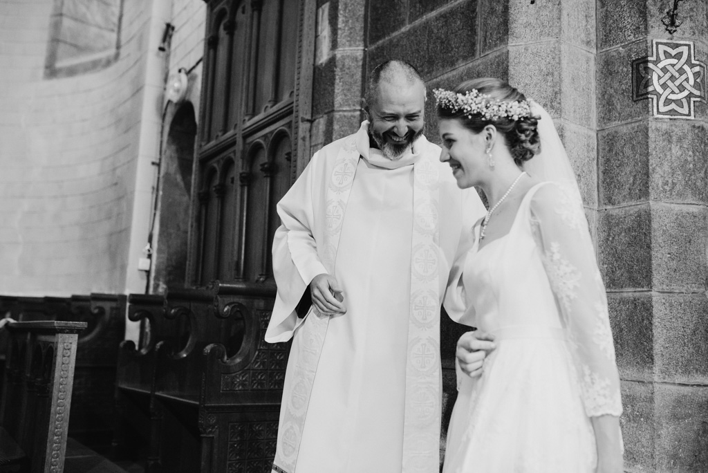 sourire prêtre noir et blanc mariée