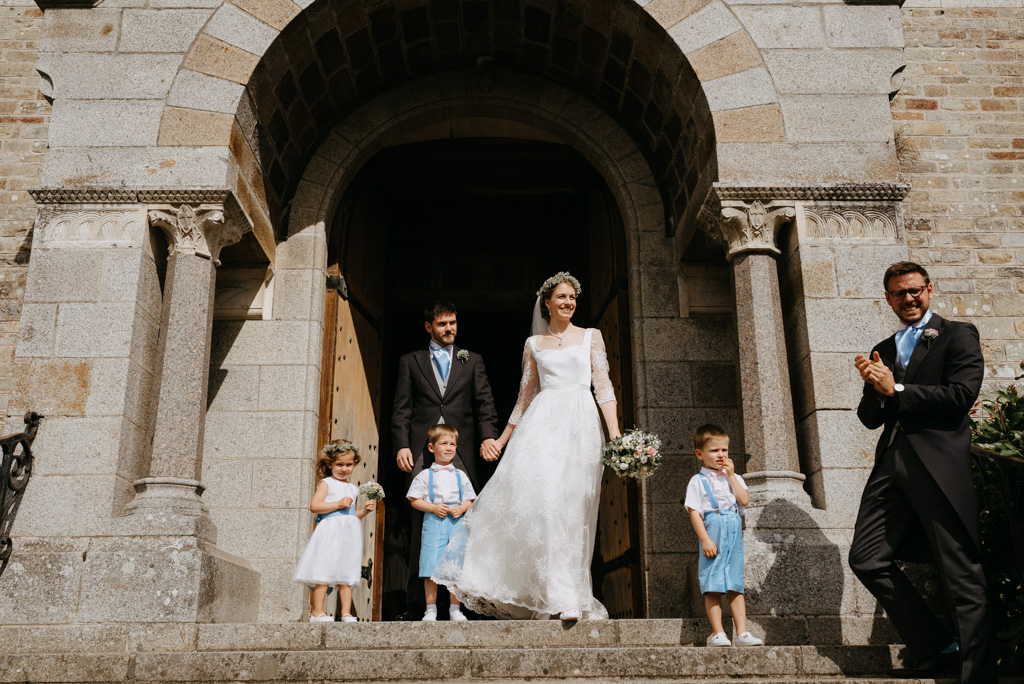 sortie église La Selle craonnaise mariage Mayenne