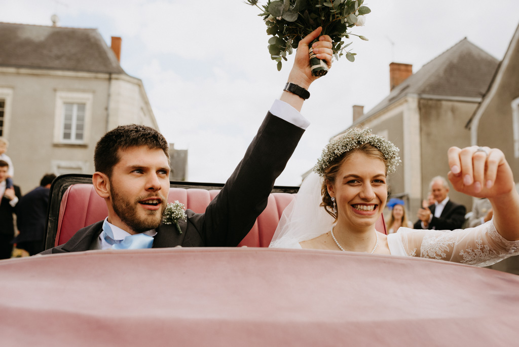 mariés rire voiture mariage