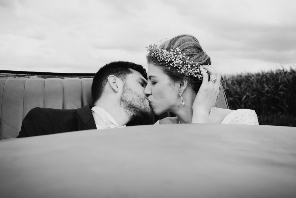 baiser mariées embrassent voiture route couronne
