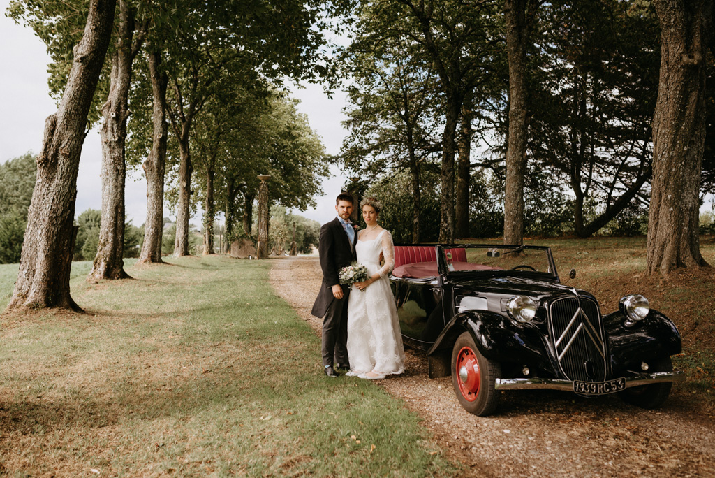 couple mariés allée arbre traction Citroën