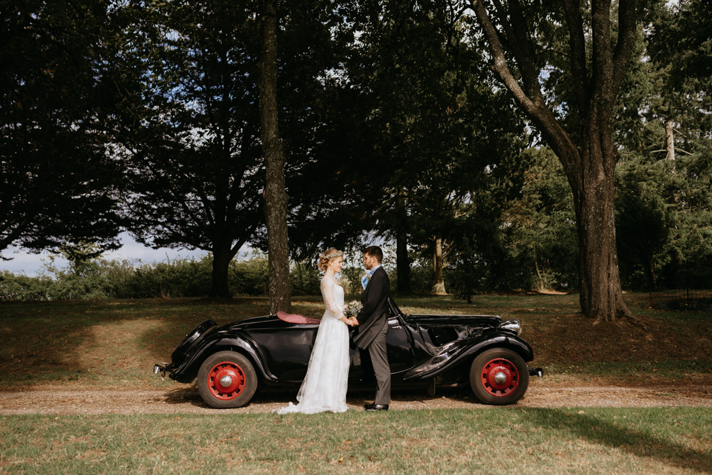 couple se regarde traction Citroën voiture arbres