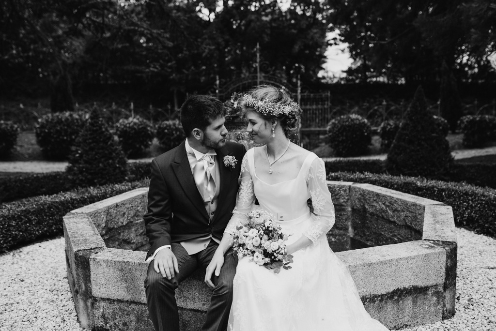 couple séance photo mariage fontaine noir et blanc château