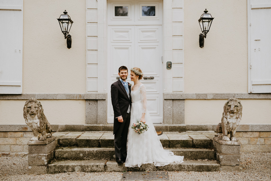 mariage Mayenne perron château couple sourit escalier