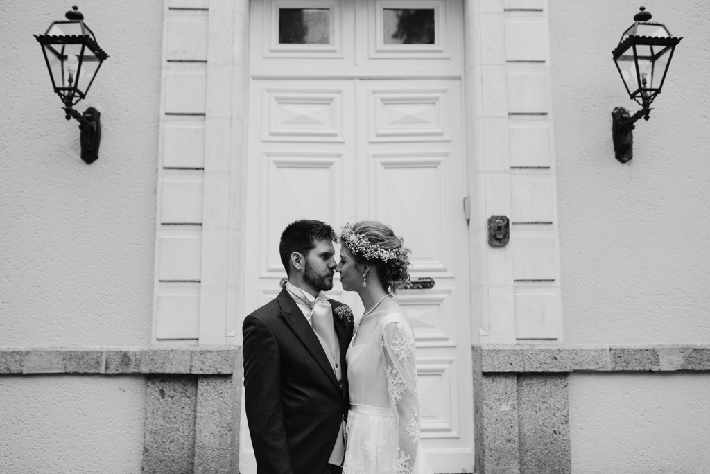 couple s'embrasse noir et blanc château