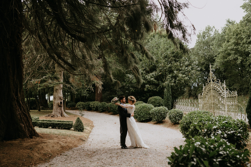 mariage Mayenne couple arbre grille château