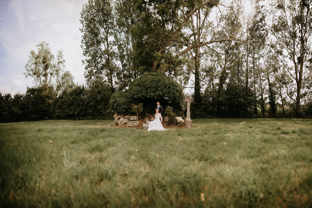 mariage Mayenne couple chapelle champ croix arbres