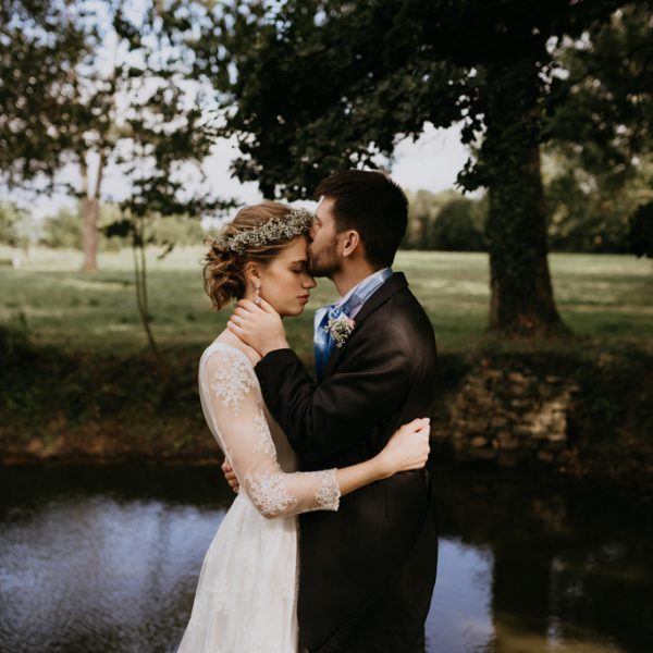 mariage Mayenne couple bisou sur front étang parc