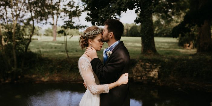 mariage Mayenne couple bisou sur front étang parc