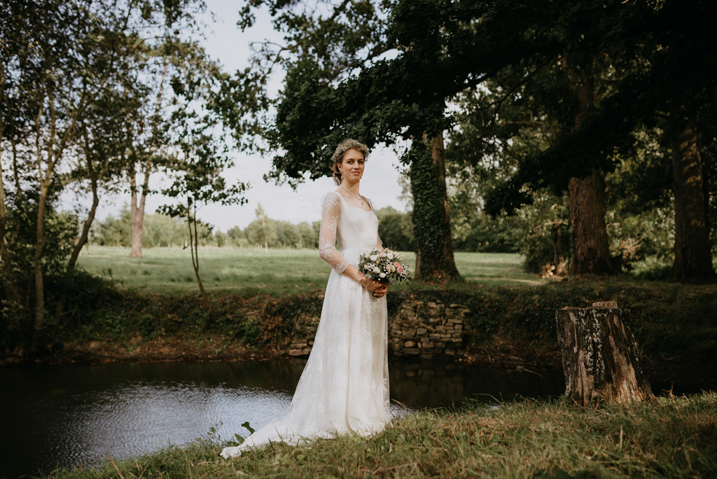 mariée pose étang bouquet arbre