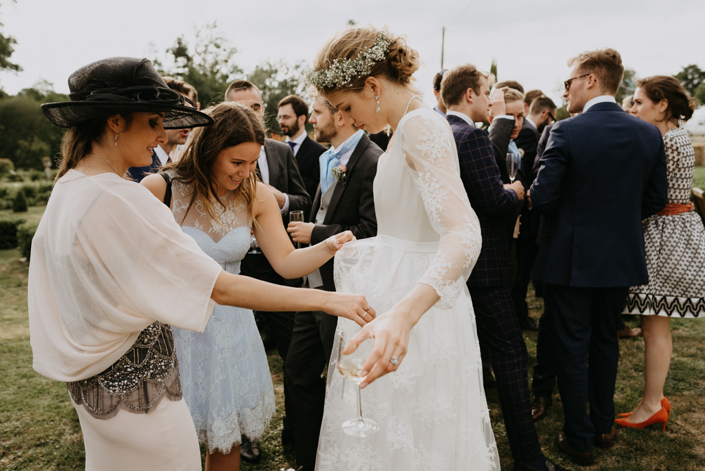 robe invités regardent dentelle