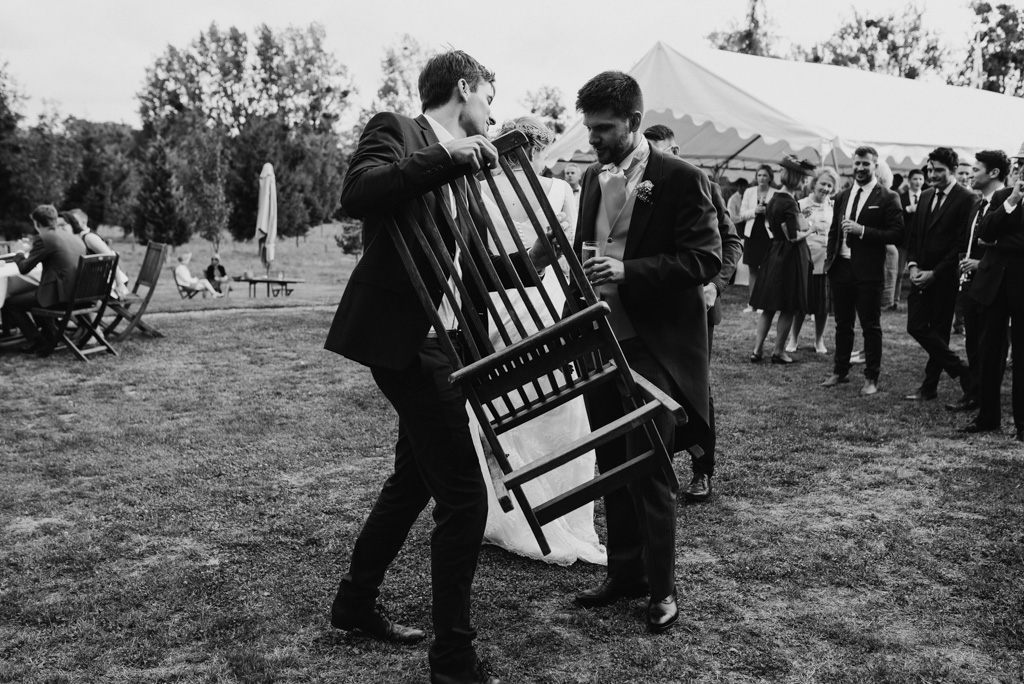 chaises invités pour discours noir blanc